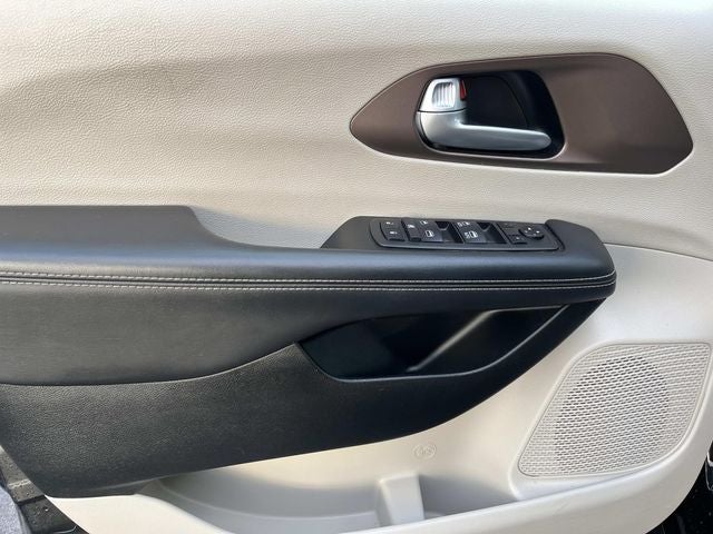 2024 Chrysler Voyager LX