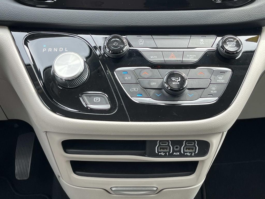 2023 Chrysler Voyager LX