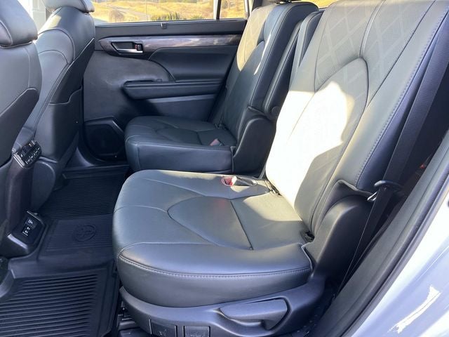 2021 Toyota Highlander Hybrid Platinum