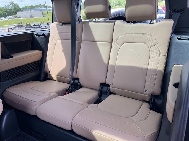 2025 Land Rover Defender 130 X-Dynamic SE