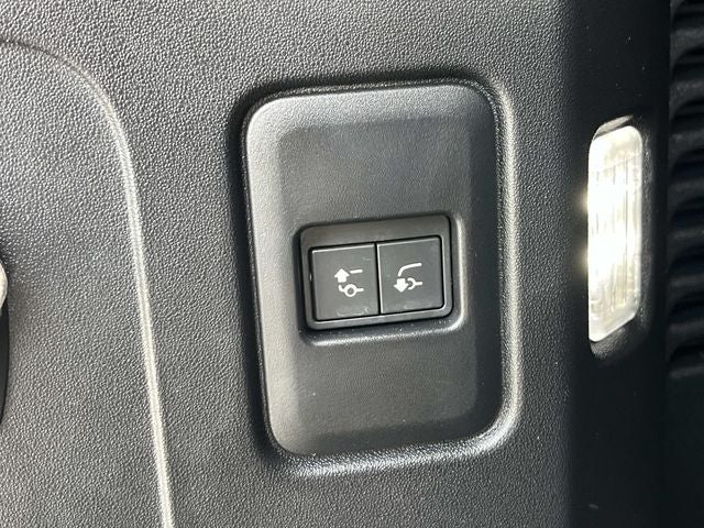 2025 Land Rover Defender 130 X-Dynamic SE
