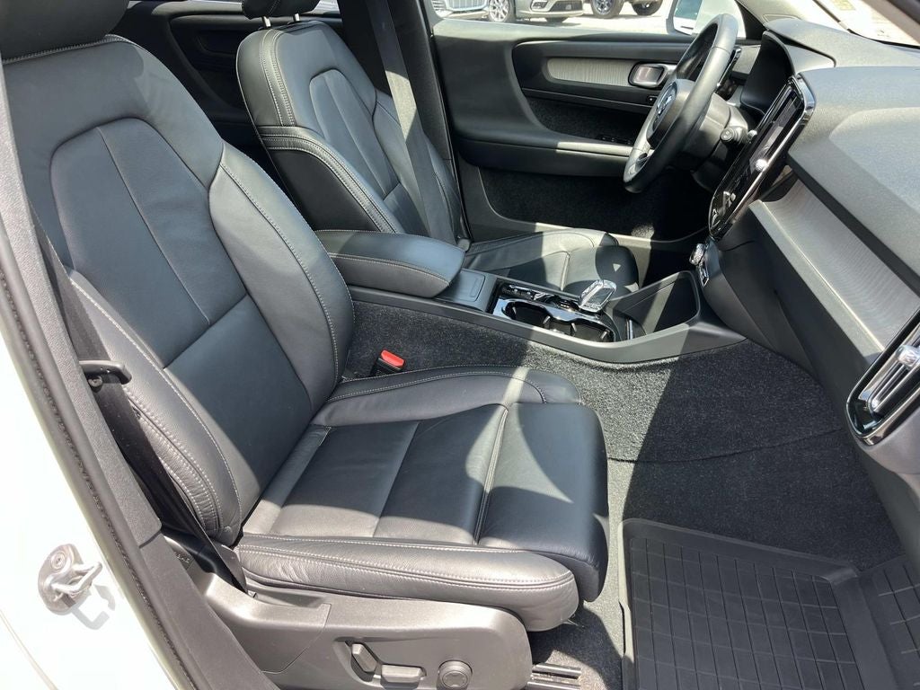 2023 Volvo XC40 B5 Plus Bright Theme