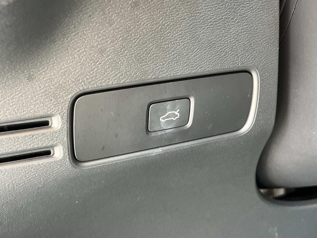 2023 Volvo XC40 B5 Plus Bright Theme